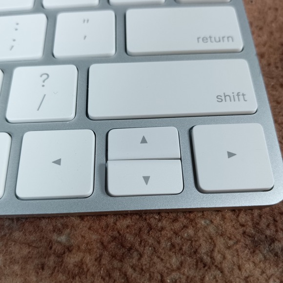 Apple Magic Keyboard A1644 Wireless Bluetooth Aluminum Silver Full Size - Picture 5 of 8